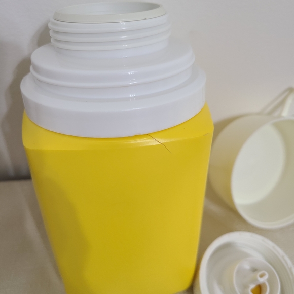 King Seeley Thermos Retro Vintage Smurf Yellow White Thermo with Cup, Smurfette - Picture 5 of 10